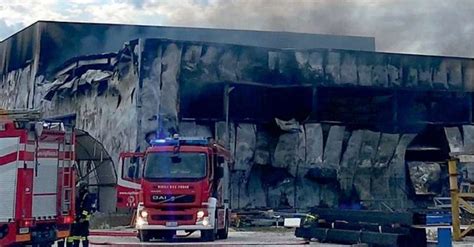 Incendio in una fabbrica di vetroresina. I sindaci invitano a tenere。